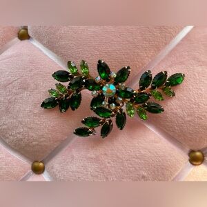 Vintage emerald green glass rhinestone brooch